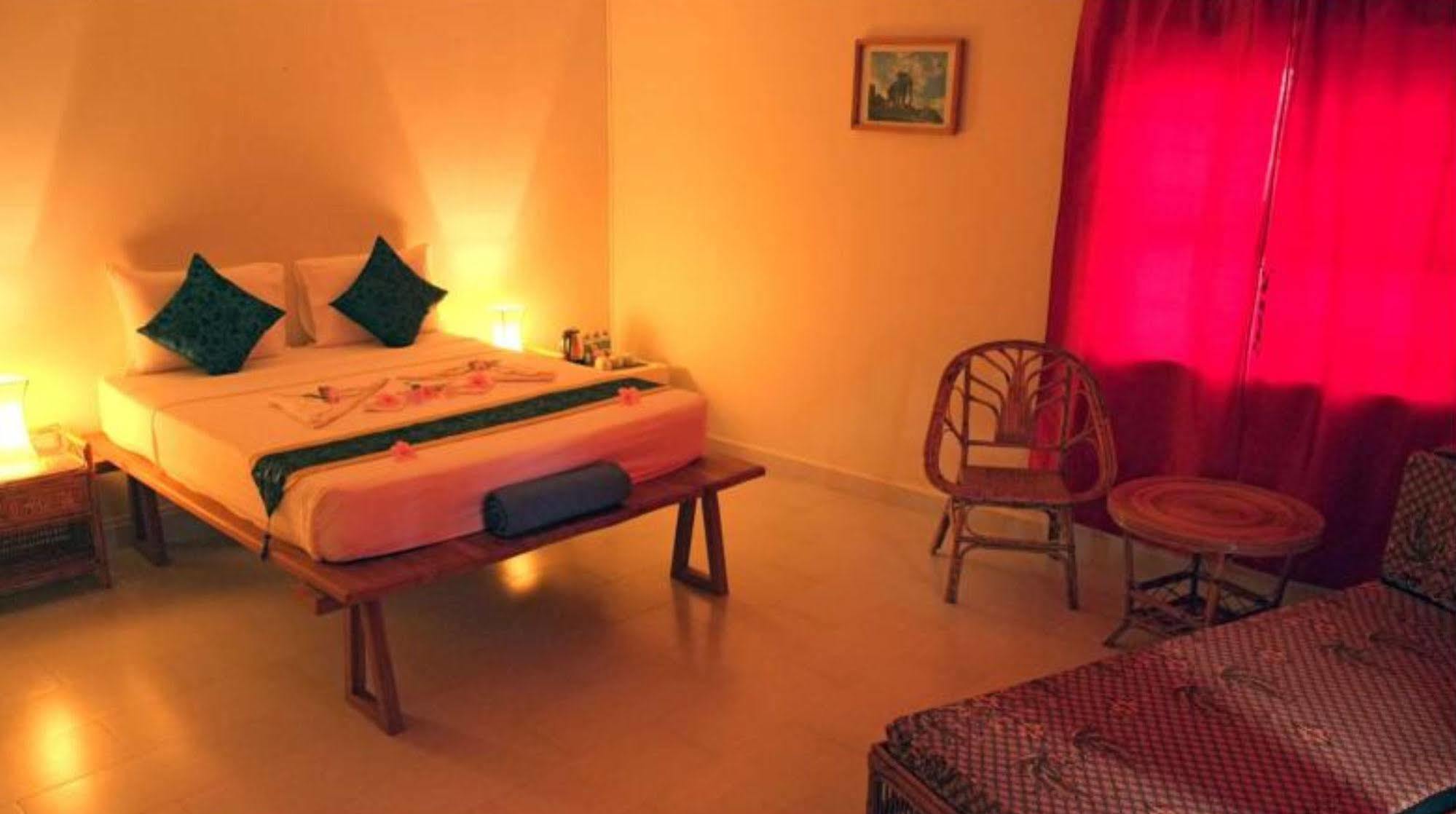 Hotel The Moon Kampot Boutique Exterior foto