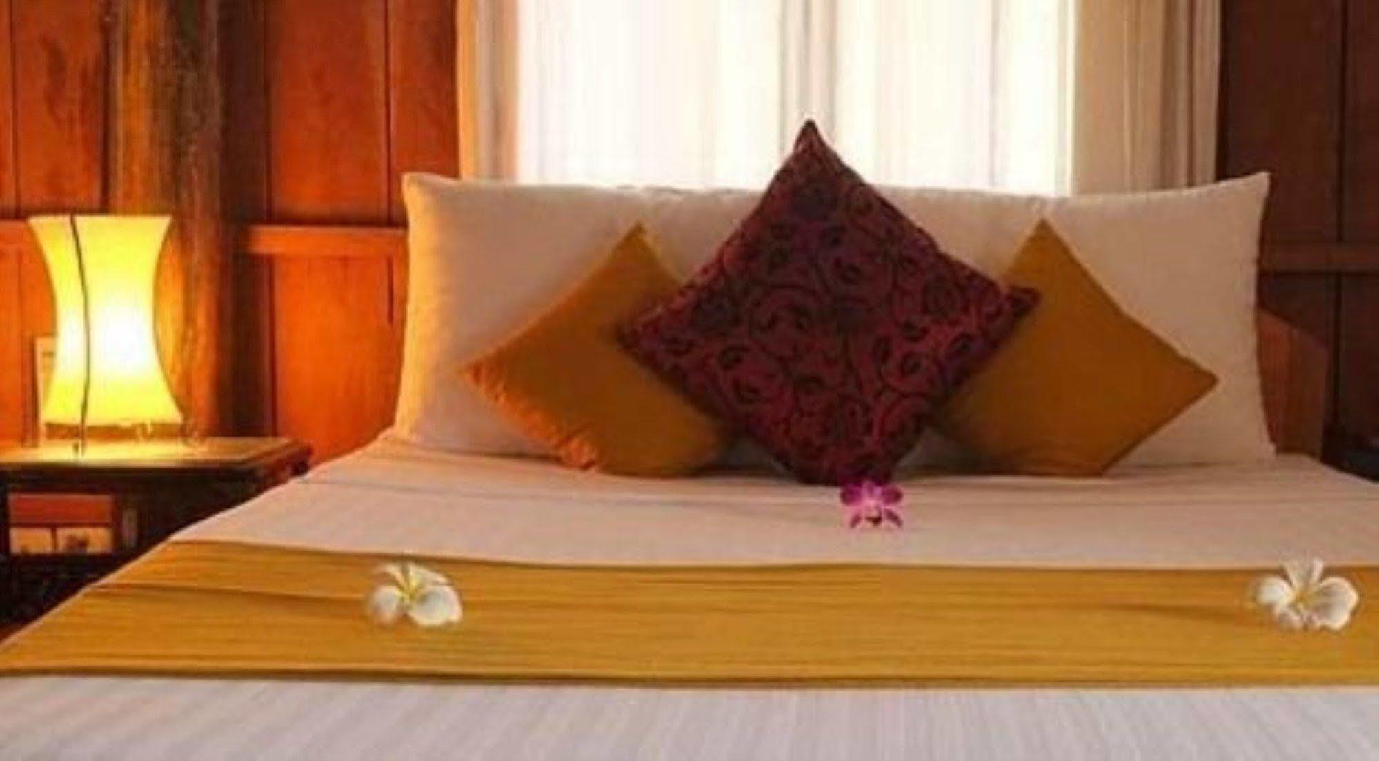 Hotel The Moon Kampot Boutique Exterior foto