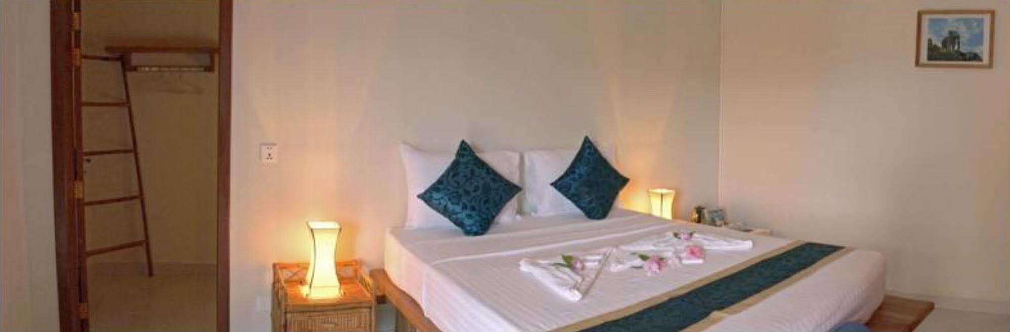 Hotel The Moon Kampot Boutique Exterior foto